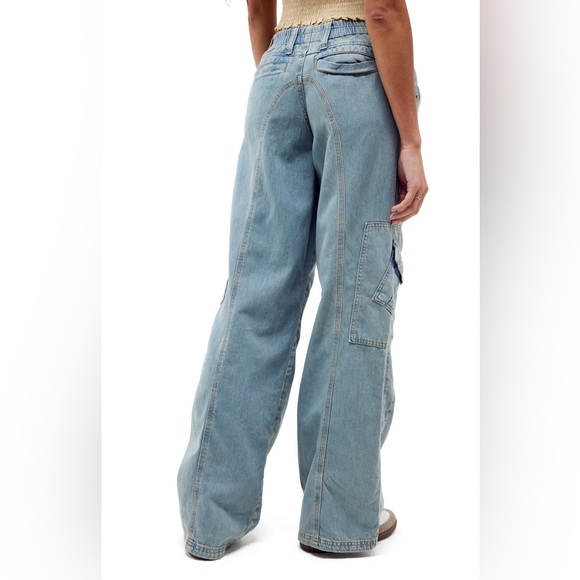 BDG Urban Outfitters Y2K Oversize Cargo Jeans Bleach Denim Women’s Size 28 - Picture 2 of 10